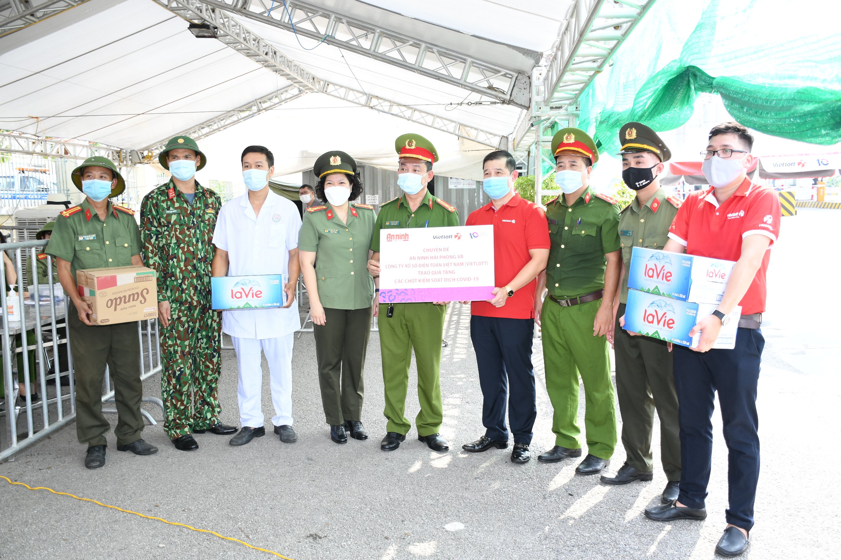 Chuyên đề An ninh Hải Phòng phối hợp với Chi nhánh Vietlot Hải Phòng tặng quà các Chốt kiểm soát dịch bệnh Covid-19 liên ngành thành phố